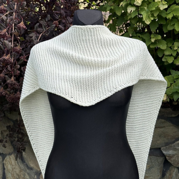 Co założyć na ramiona do ślubu? Szal lub chusta ślubna z naturalnej włóczki