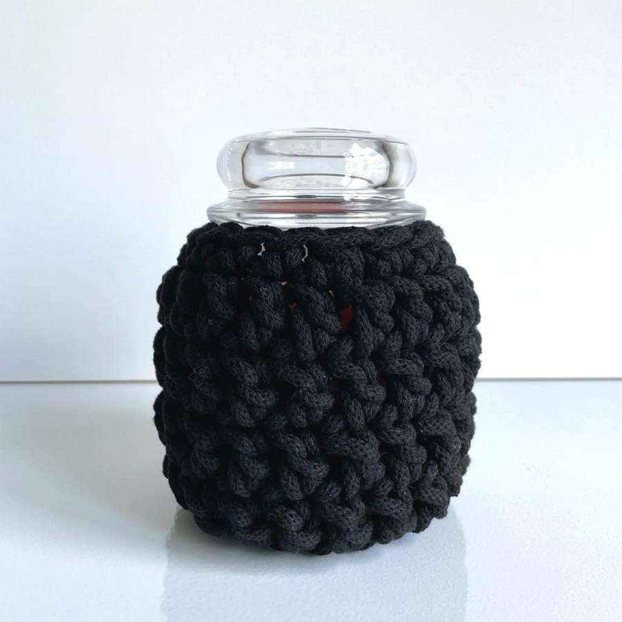 Ręcznie robiony Sweterek na świecę średnią ze sznurka bawełnianego 900 czarny